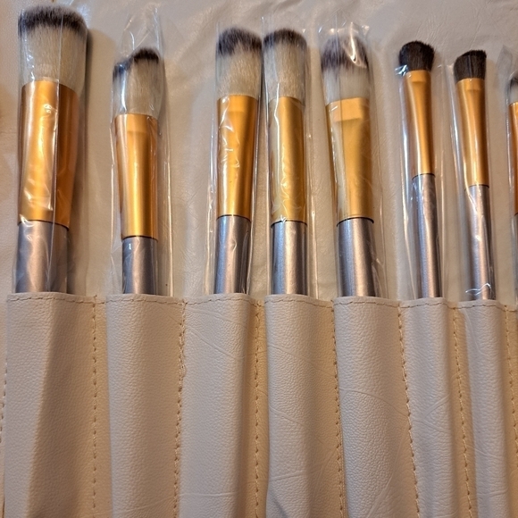 24 Piece Makeup Brushes In A Folding Carrying Case - Picture 6 of 10